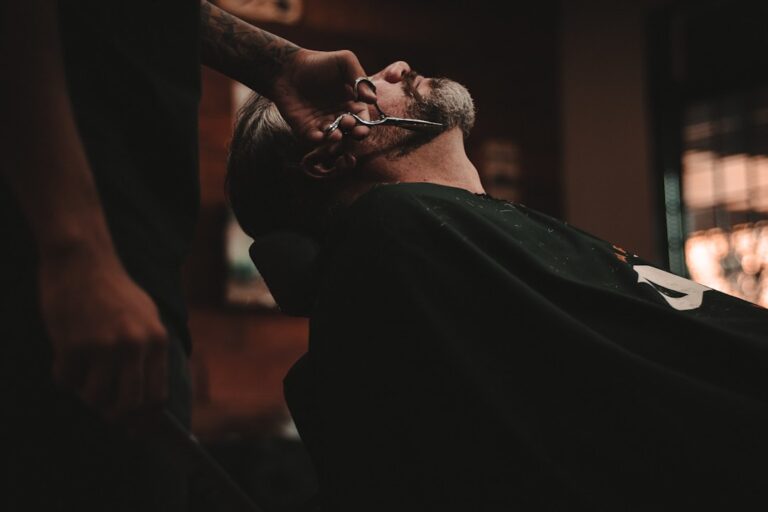 Como Montar uma Grade de Serviços para Barbearia Pequena (e Parar de Perder Dinheiro com Serviço Mal Precificado)