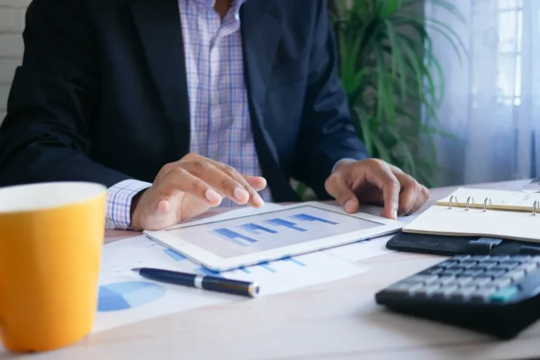 Taxa da maquininha: quem paga, o dono ou o profissional?